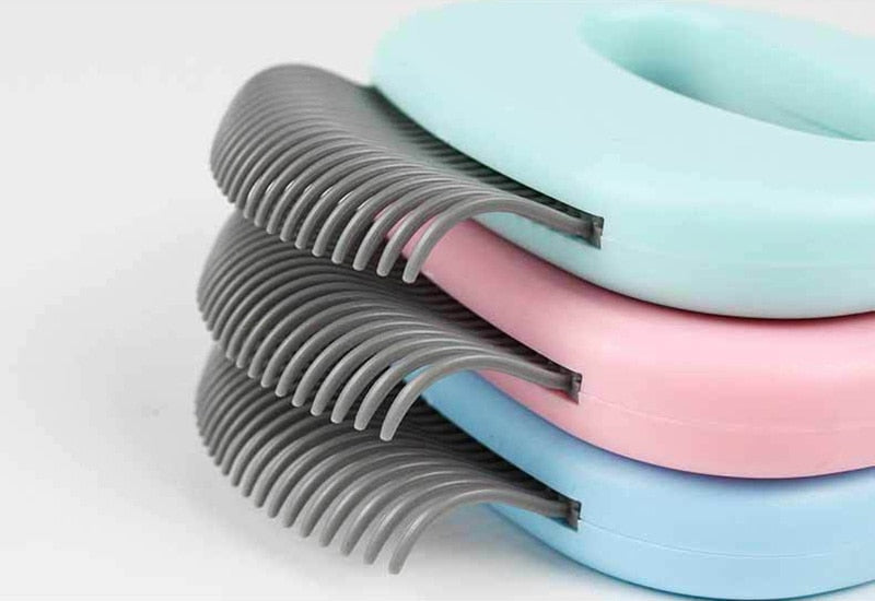 Curved teeth of the shell massage comb in green, pink and blue